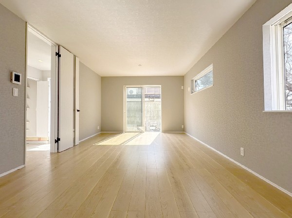 18.4帖リビングは家族団らんを大切にしたい方にぴったり。南向きで窓が多く明るい光に包まれています。