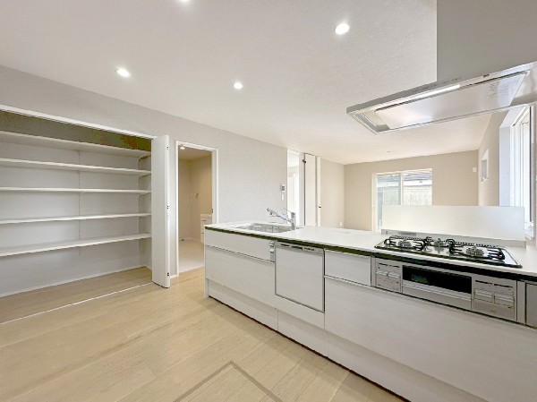 キッチンの横には大容量のパントリーを設置。食材などのストックや防災用品の備蓄庫としても活躍します。