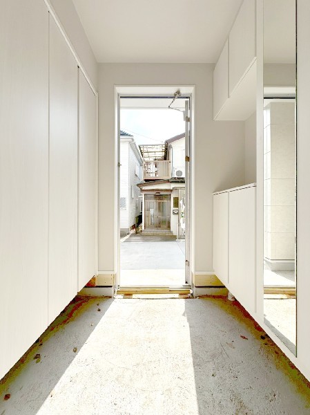 玄関には下駄箱とは別にシューズインクローゼットを完備。カー用品やアウトドアグッズなどもスッキリ収納。