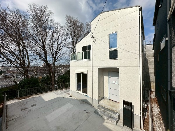 外観:2台駐車可能なカースペース（車種によります）。遊び場など多用途にご利用いただけるスペースです。