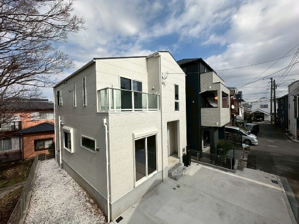 外観:前面道路は車通りの少ない道路。小さなお子様も安心です。お車の出し入れが苦手な方も駐車しやすそうです。