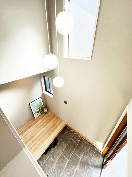 明るく開放的な吹抜けの玄関は、風が通り抜ける気持ちの良い空間。お客様も心地よく迎えられますね。