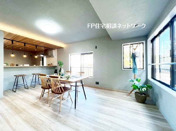 2025年12月：内外装リフォーム済み！南に大きく面した窓から光が降りそそぐ家族団欒のリビングです。