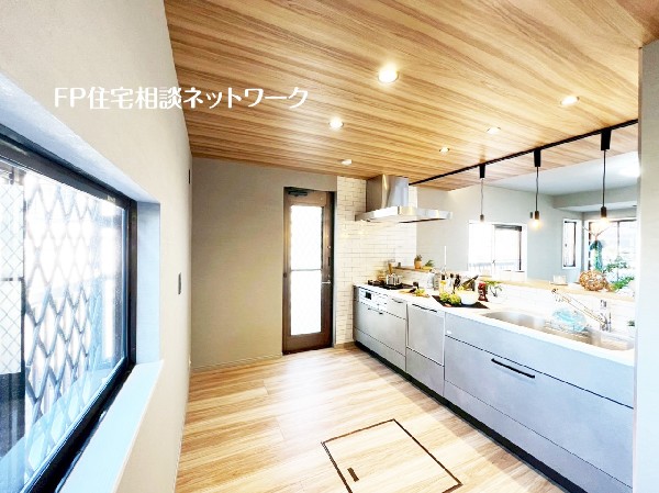 あると便利な勝手口付きで、家事動線がますます楽になります。さらに床下収納でキッチン周りをスッキリと。