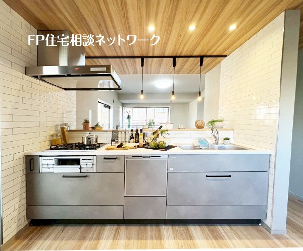 機能性とデザイン性を兼ね備えた嬉しいキッチン。食器洗乾燥機付きなので後片付け楽々。嬉しい浄水器も。