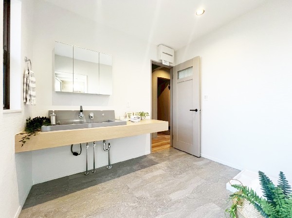 スタイリッシュでシンプル、ホテルライクな洗面化粧台。オープンな足元が開放的な空間を演出しています。