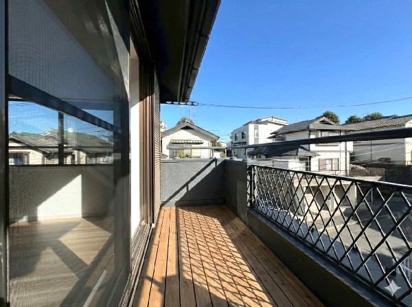 外観:バルコニーは南側からの明るい光が差しこむ陽だまりの空間。お布団やお洗濯もあっという間に乾きそうです。