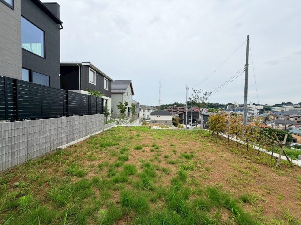外観:緑に恵まれたエリアで、毎日のお散歩も気持ちよさそうです。自然に包まれた穏やかな暮らしができそうです。