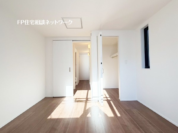 主寝室にはウォークインクローゼットがあり、夫婦で使う衣類や小物もすっきりとしまうことができそうです。