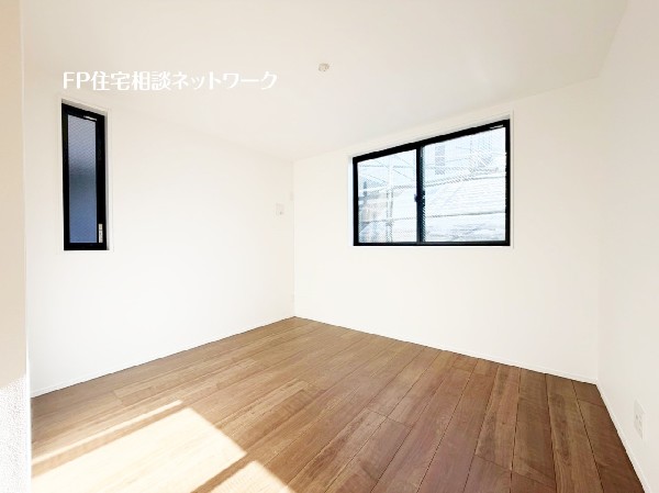 2面採光でお部屋の隅々まで明るい印象の居室。おひさまの光と爽やかな風をたっぷりと取り込めます。