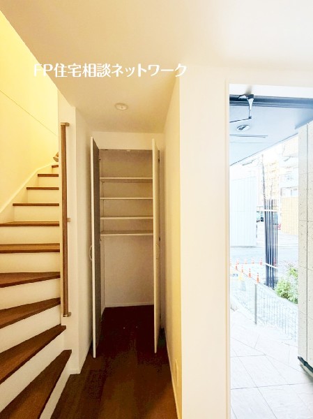 玄関近くには、下駄箱の他に収納スペースがあります。お出かけグッズや掃除用具などもすっきり片付きます。