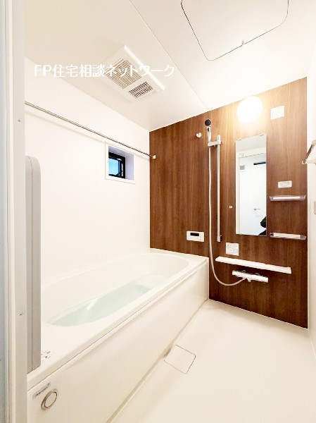 ゆったり入れる1坪タイプの浴室。花粉が気になる季節や雨天時のお洗濯に便利な浴室換気乾燥暖房機付です。