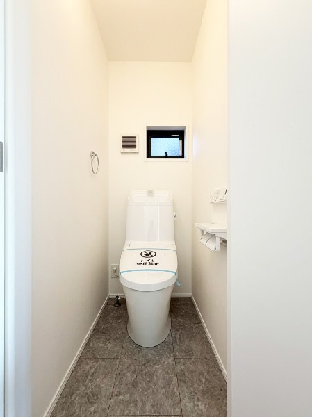 トイレは1階と3階に2カ所あります。朝の忙しい時間も慌てることなく使用できるので助かりますね。