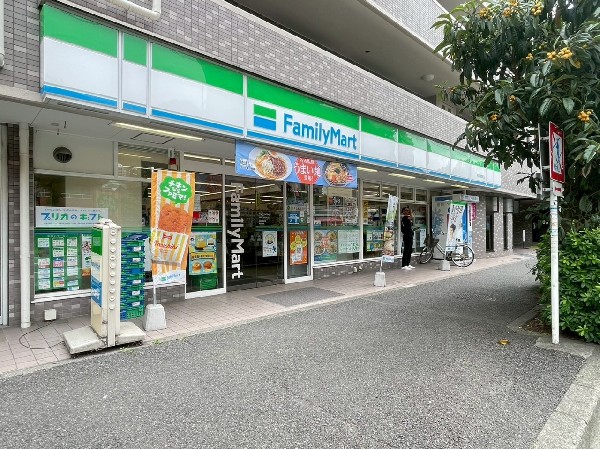 周辺環境:ファミリーマート横浜浅間町店(徒歩4分で気楽に行ける近さ。時間を問わず幅広い品物が揃い便利ですね。ファミチキが人気のコンビニです。)