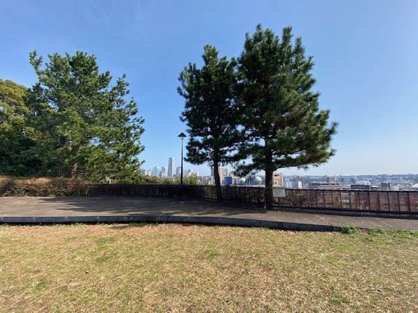 周辺環境:浅間台みはらし公園(みなとみらい地区を一望できる眺望スポット。ベンチでゆったり座りながら横浜の街並みや夜景を楽しめます。)