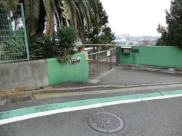 周辺環境:浅間台小学校(高台にあり眺めの良い小学校で各学年2クラス程。教育目標は「大地とともに育つ子 感じる・学ぶ・未来へ」)