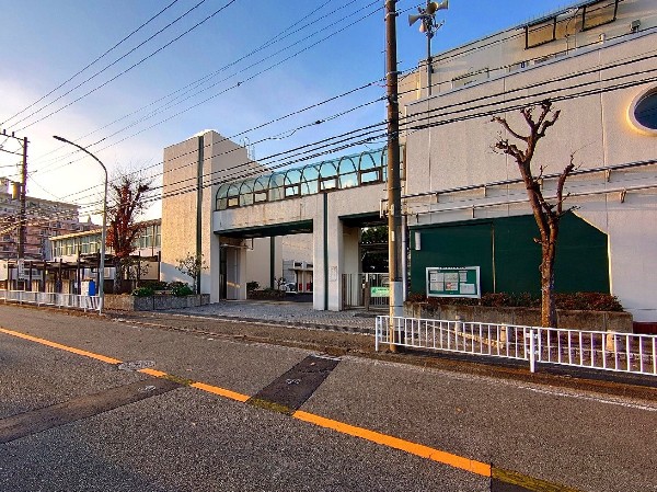 周辺環境:岡野中学校(昭和22年創立、各学年3～4クラスの中学校。部活動では、硬式女子テニス部が全国ベスト8出場経験あり。)