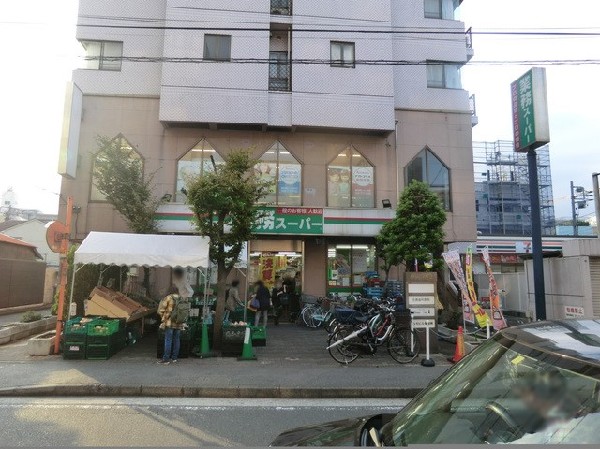 周辺環境:業務スーパー鶴見駅前店(食べ盛りのお子様がいらっしゃるご家庭の強い味方！量・価格が魅力のスーパー。9時から営業。酒取扱い有。)