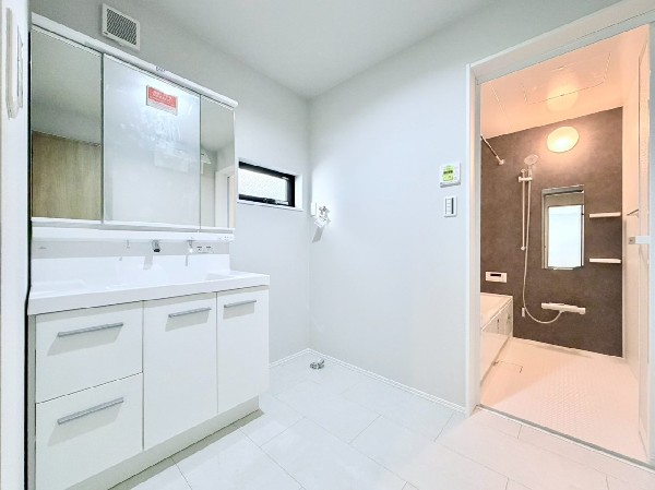 鏡の裏に収納棚を確保した三面鏡を採用。化粧品や歯ブラシなどを機能的に収納し、朝の身支度も快適です。