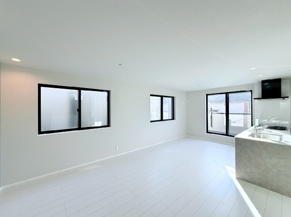 オープンでのびやかな空間を生み出す、広がりのあるLDK。家族とゆったり過ごせる素敵な住空間です。  