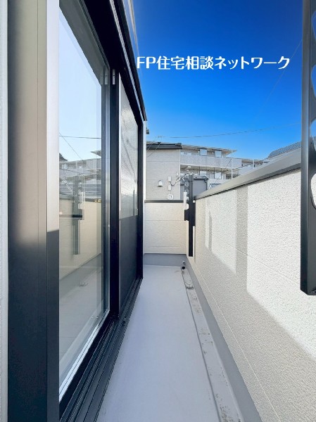 外観:リビングに面しているバルコニー。明るい日差しと爽やかな風を室内にたくさん取り込むことが出来ます。