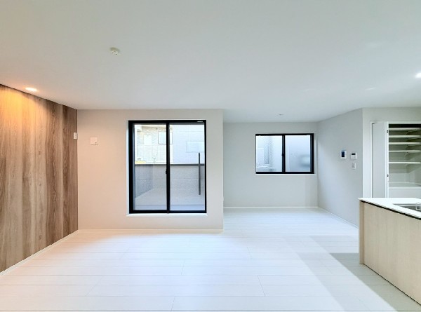 2階リビングは窓が多く日当り良好。人の目を気にせずに寛げます。窓を開ければバルコニーに繋がり開放的。