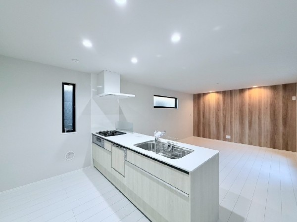 リビングとキッチンの間に壁を設けてないフルオープンタイプの対面キッチン。一体感と広がりを感じます。