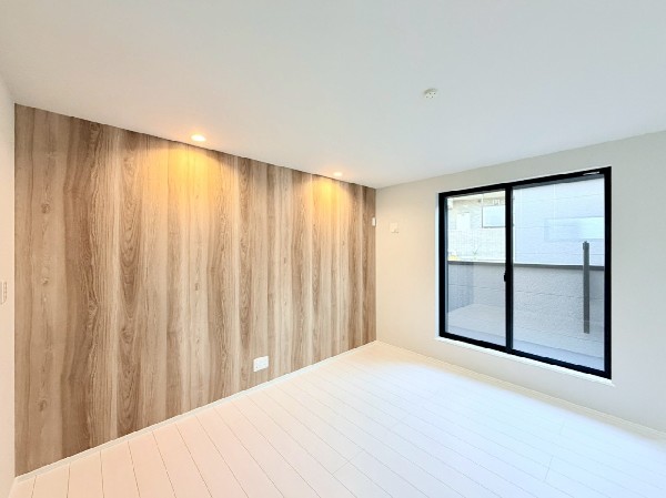 リビングの壁の一部にアクセントを取り入れ、ナチュラルモダンな空間に。インテリアとの相性も良さそう。