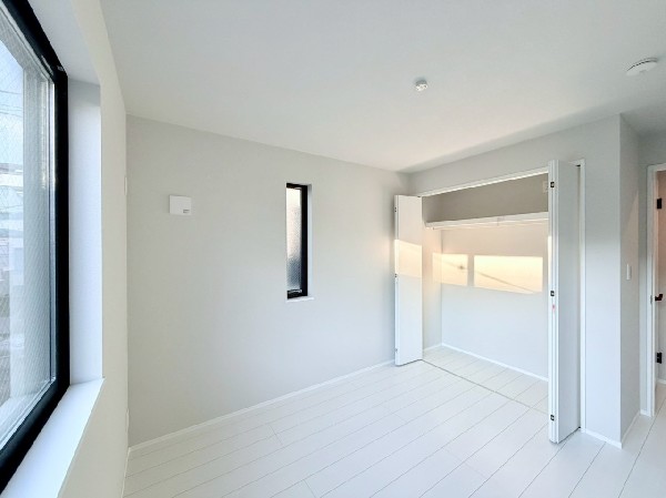 2面採光でお部屋の隅々まで明るい印象の居室。おひさまの光と爽やかな風をたっぷりと取り込めます。