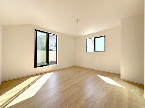 2面採光でお部屋の隅々まで明るい印象の居室。おひさまの光と爽やかな風をたっぷりと取り込めます。