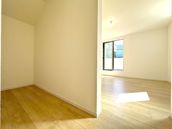 居室空間をすっきり保てるウォークインクローゼット付です。衣類だけでなく、思い出の品もたっぷり収納。