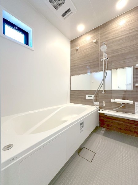 ゆったり入れる1坪タイプの浴室。花粉が気になる季節や雨天時のお洗濯に便利な浴室換気乾燥暖房機付です。