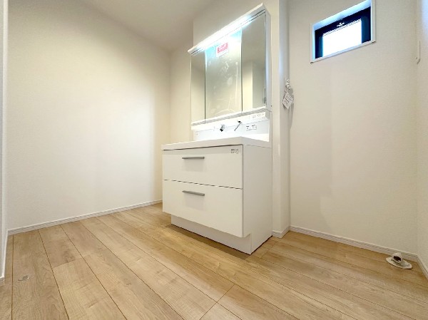 三面鏡を採用した洗面化粧台。洗面室はゆったりと広さがあるので、朝の身支度も気持ちよく出来そうですね。