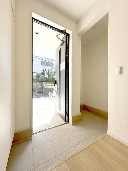 玄関には土間収納があり、ベビーカーや外遊びグッズ、ゴルフバック、カー用品なども収納できます。