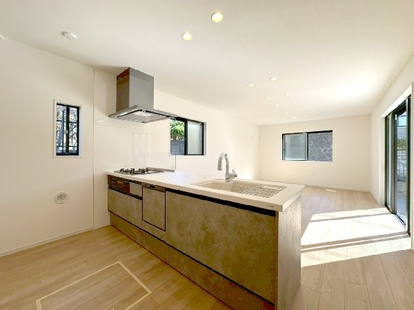 リビングとキッチンの間に壁を設けてないフルオープンタイプの対面キッチン。一体感と広がりを感じます。