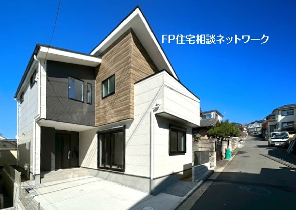 外観:自然豊かな岸根公園が徒歩圏内。保育園やコンビニが徒歩5分圏内にあり、子育てしやすい住環境です。