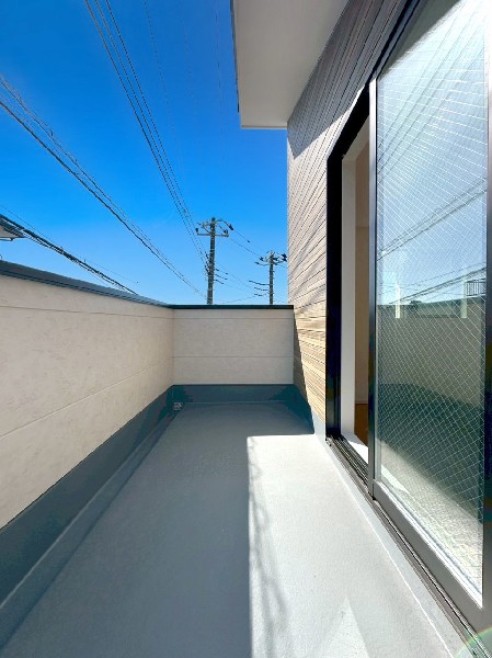 外観:主寝室に面したワイドバルコニー。南東からの明るい光が差し込み、お洗濯もあっという間に乾きそうです。