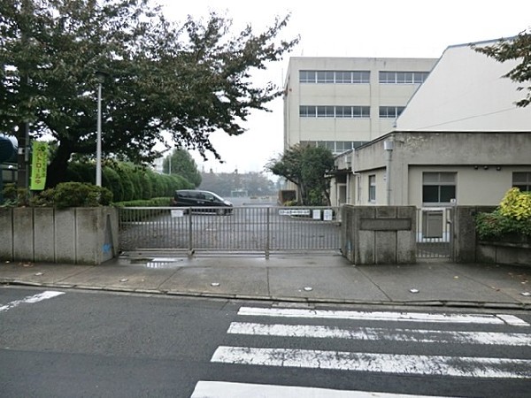 周辺環境:浦島小学校(大正９年に創設された歴史ある学校。小高い丘の上にあり、４階からはみなとみらい地区が一望できます。)