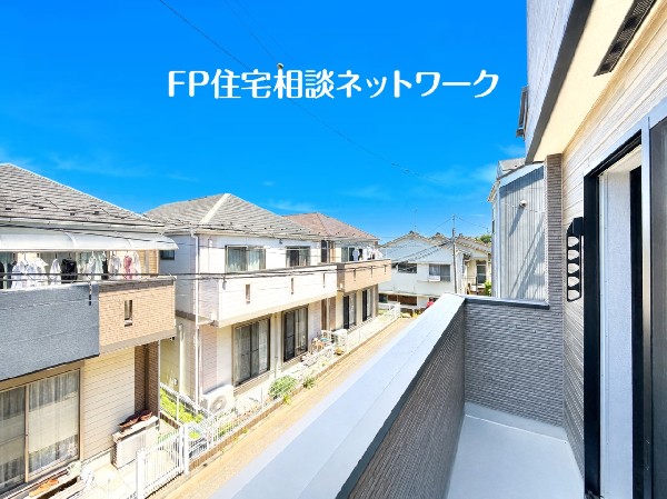 外観:バルコニーは南からの明るい光が差しこむ陽だまりの空間。お洗濯もあっという間に乾きそうです。