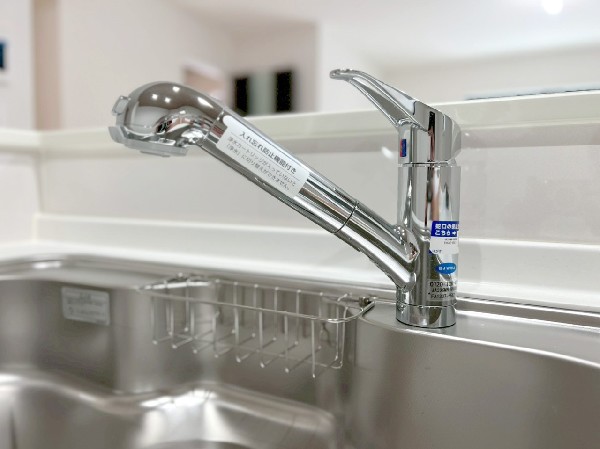 キッチンには浄水器を標準装備。お水を飲む以外にもお料理中にも活躍しそうですね。