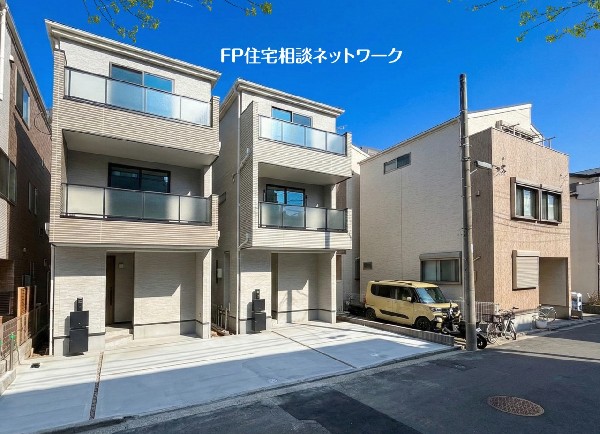 外観:前面道路は道幹線道路から入った通りのため、交通量も少なく、静かです。お子様がいても安心の住環境です。