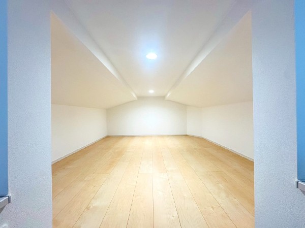 季節用品や思い出の品がたっぷり収納できる小屋裏収納。多趣味で荷物の多いご家族にも嬉しい収納です。