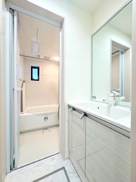 収納力と機能性に優れた洗面台。毎朝の身支度も気持ちよく出来そうですね。