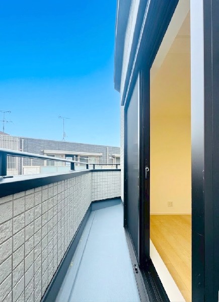 外観:バルコニーは西からの明るい光が差しこむ陽だまりの空間。お布団やお洗濯もあっという間に乾きそうです。