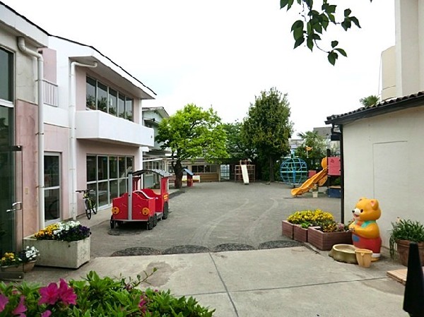 周辺環境:中山幼稚園(各クラス10～15名の少人数制で、制服がなく遊びの中で育てる自由な幼稚園。デンマーク製の遊具を導入。)