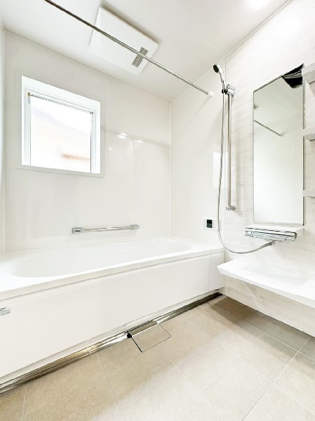 ゆったり入れる1坪タイプの浴室。花粉が気になる季節や雨天時のお洗濯に便利な浴室換気乾燥暖房機付です。