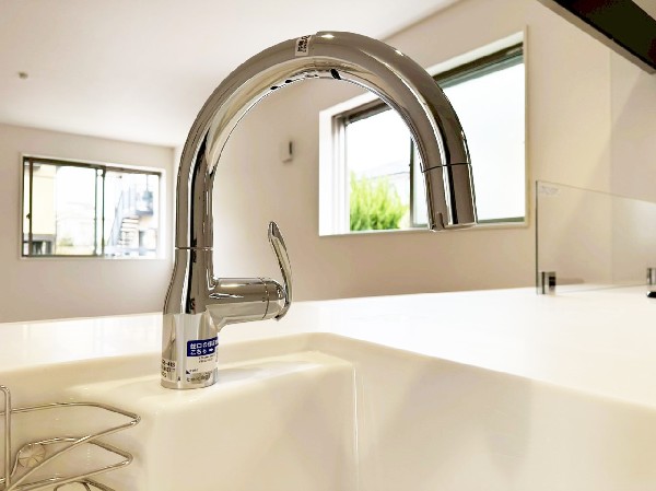 スタイリッシュな、浄水器一体型水栓です。水栓にシャワーホースと浄水器を内蔵し、カルキ臭など軽減。