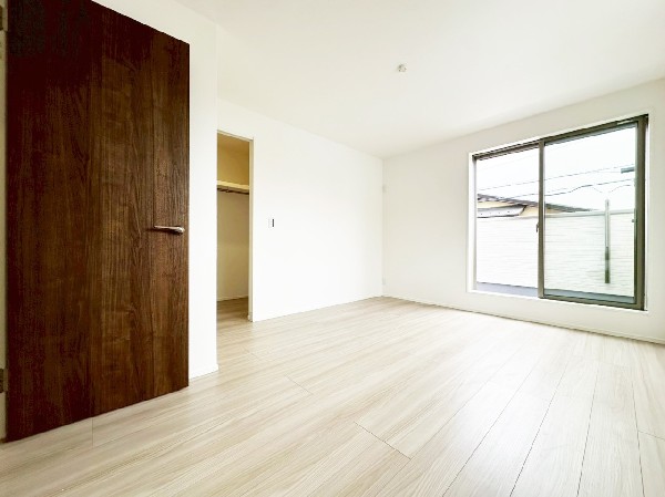 光を沢山取り込める大きな窓。日差しを長時間受ける事が出来る暖かいお部屋です。