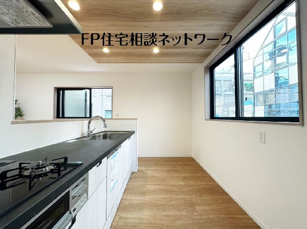 機能性とデザイン性を兼ね備えた嬉しいキッチン。食器洗乾燥機付きなので後片付け楽々。嬉しい浄水器も。