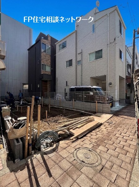 外観:前面道路は道幹線道路から入った通りのため、交通量も少なく、静かです。お子様がいても安心の住環境です。